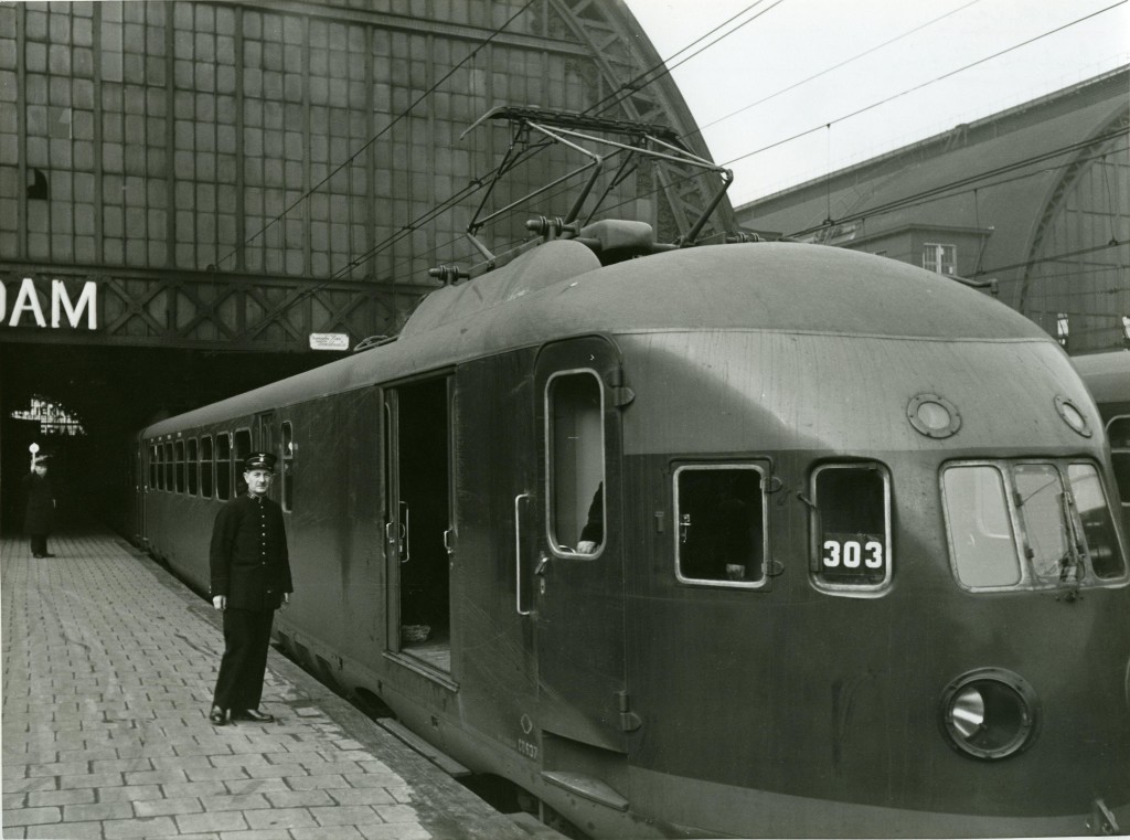 Een conducteur staat klaar om in een elektrische trein te stappen op het Centraal Station van Amsterdam op 21 september 1939.