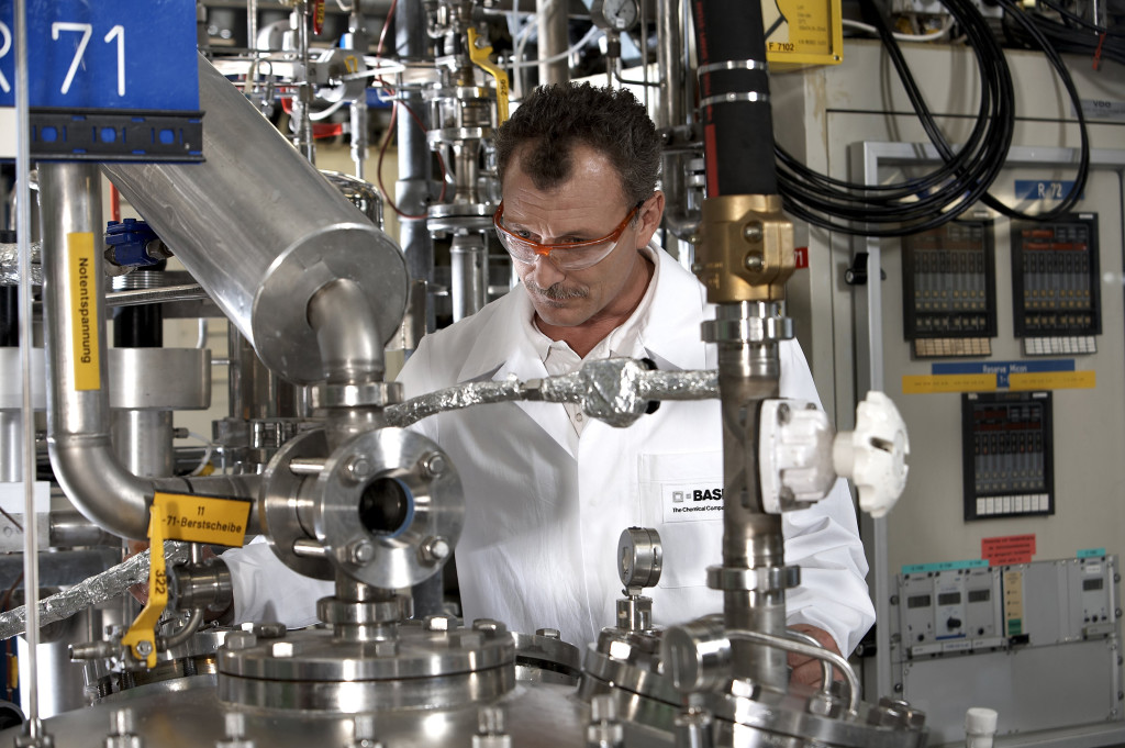 Weiße Biotechnologie Biotechnikum. Biotechniker Franz Gwiazdowski kontrolliert eine laufende Fermentation im 5000-Liter-Fermenter im Biotechnikum. Für das aktive Weiterentwickeln und Optimieren bestehender Verfahren sowie für die Neuentwicklung großtechnischer Fermentationsprozesse stehen im Biotechnikum zahlreiche Reaktoren im Technikumsmaßstab samt Prozessleitsystem zur Verfügung. Abdruck honorarfrei. Copyright by BASF. White Biotechnology Biotech Pilot Plant. Biotechnician Franz Gwiazdowski monitors the progress of fermentation in a 500-liter fermenter in the biotech pilot plant. The biotech pilot plant is equipped with a large number of pilot-scale reactors complete with process control system for the active further development and optimization of existing processes and the development of new large-scale fermentation processes. Print free of charge. Copyright by BASF.