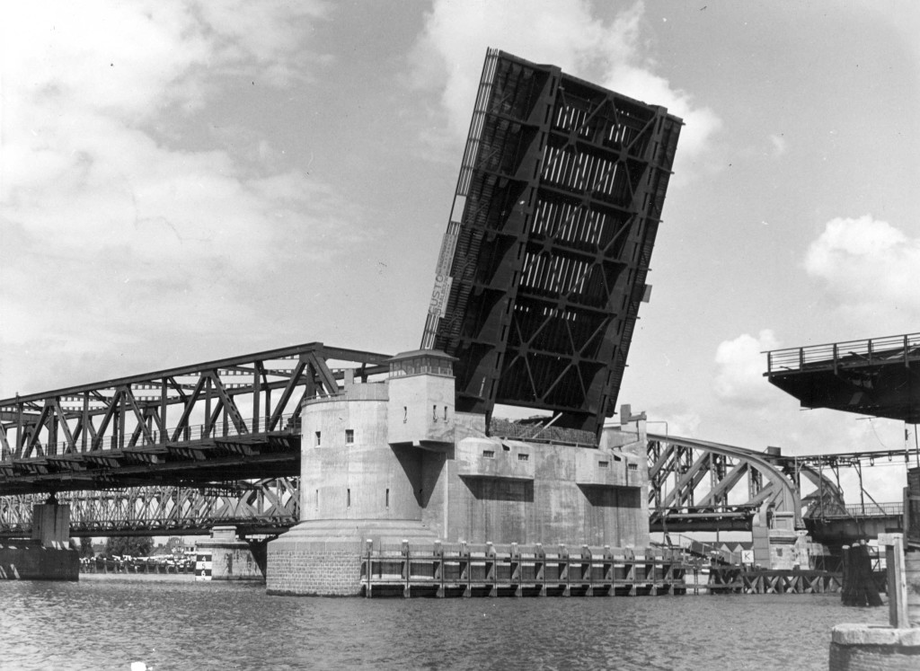 Bascule-Brug-over-de-Oude-Maas-Dordrecht.