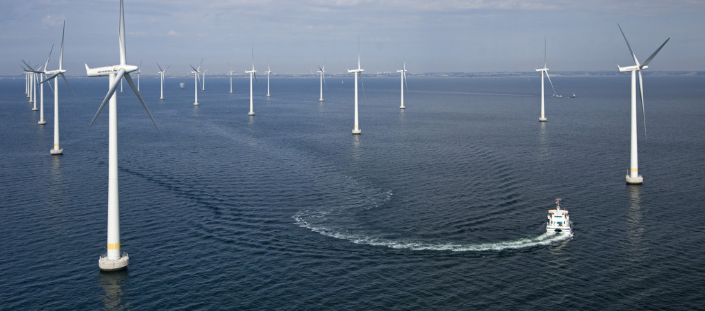 Der schwedische Offshore-Windpark Lillgrund im Öresund zwischen Malmö und Kopenhagen. Siemens hat im Projekt Lillgrund 48 Windenergieanlagen des Typs SWT-2.3-93 mit einer Leistung von jeweils 2,3 Megawatt (MW) installiert. Der Windpark mit einer installierten Gesamtleistung von 110 Megawatt (MW) wird vom schwedischen Energieversorger Vattenfall betrieben und wurde im Juni 2008 offiziell in Betrieb genommen. Der Offshore-Windpark Lillgrund produziert genug Strom, um 60.000 schwedische Haushalte zu versorgen. The Swedish offshore wind farm Lillgrund in the Øresund between Malmö and Copenhagen. For the Lillgrund project Siemens installed 48 SWT-2.3-93 wind power systems each rated at 2.3 megawatts (MW). The wind farm with a total installed capacity of 110 MW is operated by the Swedish utility Vattenfall and officially came on line in June 2008. The Lillgrund offshore wind farm produces enough electrcity to supply 60,000 Swedish households.